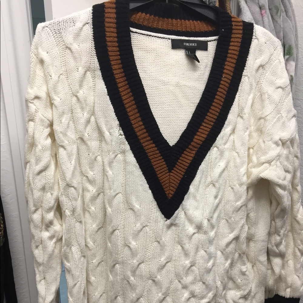 OVERSIZED CABLE KNIT VNECK SWEATER